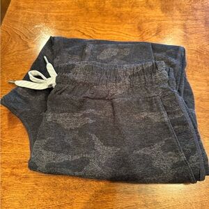 Vuori Camouflage performance Jogger Pants size extra small